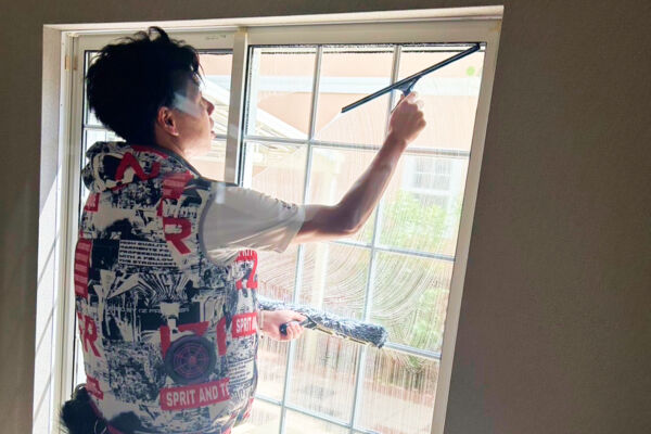 美装職人が解説！窓ガラス・バルコニー清掃の極意見違えるほど綺麗になるプロの技と注意点