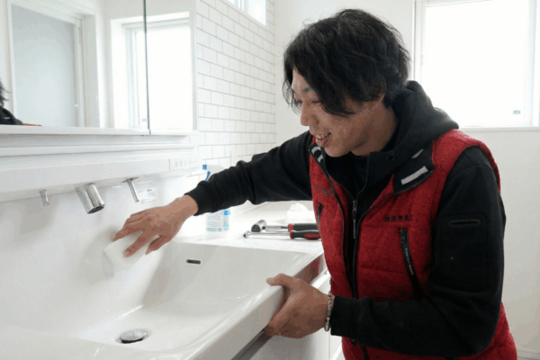 傷つけない清掃道具の使い分け｜ハウスクリーニングのプロがメラミンスポンジ・スクレーパー・ブラシの選び方を解説