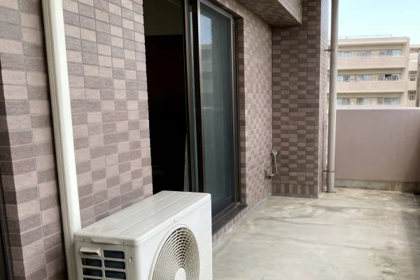 梅雨前にやるべきベランダ掃除｜プロが教える3つの優先スポットと時短のコツ